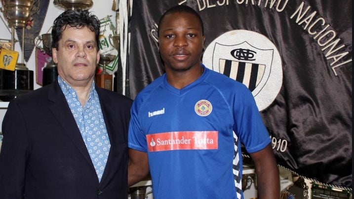 Imagem de Guarda-redes camaronês Framelin Ohoulo de saída do CD Nacional