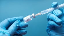 Imagem de Peritos apostam na vacinação, testagem e medidas sanitárias