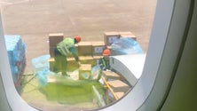 Imagem de Chegou a Ponta Delgada avião com material de proteção individual (Atualizado com vídeo)