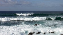 Imagem de Costa norte da Madeira sob aviso amarelo