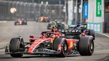 Carlos Sainz conquista pole em Singapura