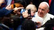 Papa recebe refugiados e lembra que integração faz parte do salvamento
