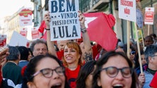 Imagem de Batucada e cravos vermelhos na manifestação de apoio a Lula da Silva