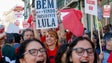 Batucada e cravos vermelhos na manifestação de apoio a Lula da Silva