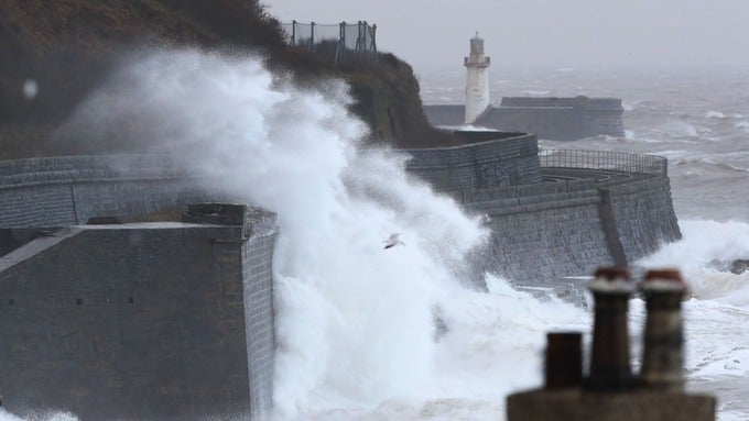 Forte tempestade atinge Irlanda, Reino Unido, França e Alemanha