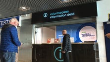 Imagem de Balcão de informações no Aeroporto da Madeira sem funcionários