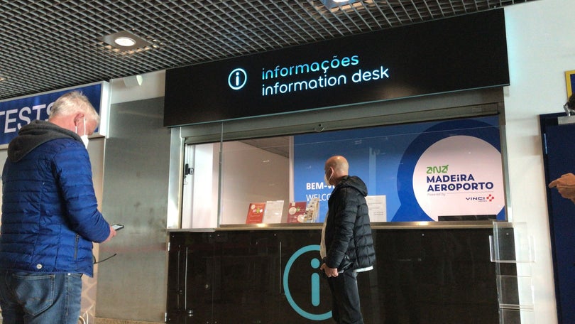 Imagem de Balcão de informações no Aeroporto da Madeira sem funcionários