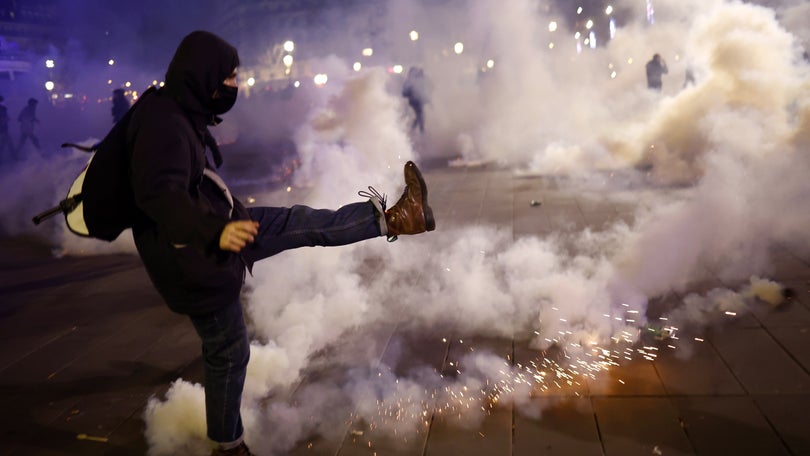Imagem de Manifestantes bloqueiam transportes e refinarias em França