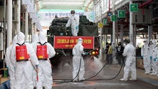 Imagem de Covid-19: Surto no noroeste da China alastra para a segunda maior cidade de Xinjiang