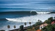 Imagem de Ondas gigantes atraem surfistas internacionais