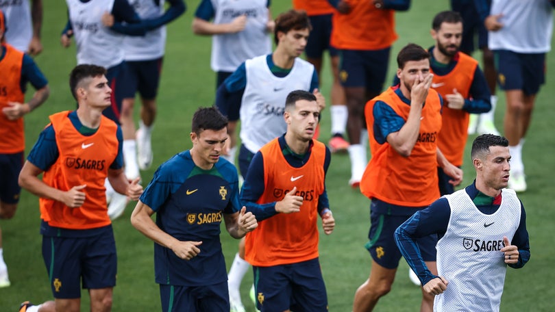 Imagem de Rúben Dias e Bernardo Silva nomeados para Bola de Ouro, Ronaldo de fora