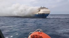Imagem de Navio que se incendiou ao largo dos Açores afundou durante o reboque
