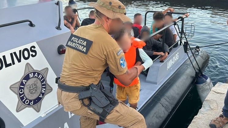 Imagem de Polícia Marítima resgata 50 migrantes no mar Mediterrâneo