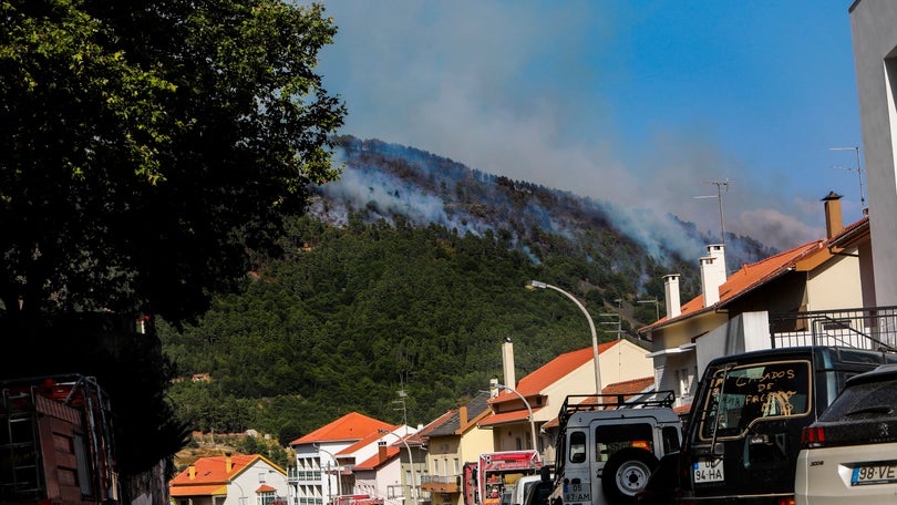 Imagem de Fogo na Serra da Estrela preocupa Covilhã e Guarda