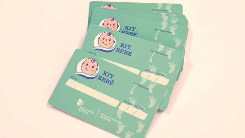 Imagem de Madeira entregou primeiro cartão `kit bebé` à primeira menina nascida em 2019 na região