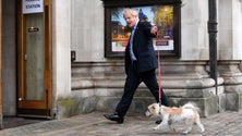 Imagem de Boris Johnson e líder da oposição Keir Starmer votaram nas eleições locais britânicas
