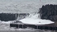 Homem arrastado por onda em Câmara de Lobos (vídeo)