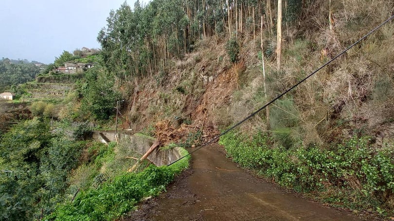 Derrocada no Caminho Velho de Santo António da Serra