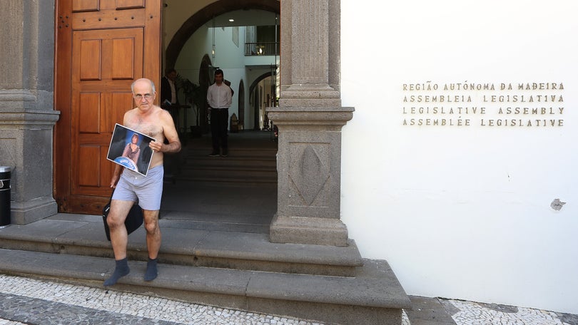 Imagem de Deputado do PTP despe-se no parlamento da Madeira