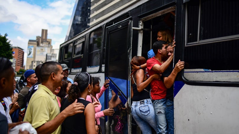 Venezuela: 25 feridos em acidente com camião que transportava pessoas