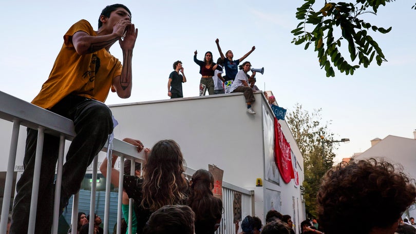 Imagem de Clima: Ativistas aceitam regresso à normalidade no Liceu Camões na terça-feira