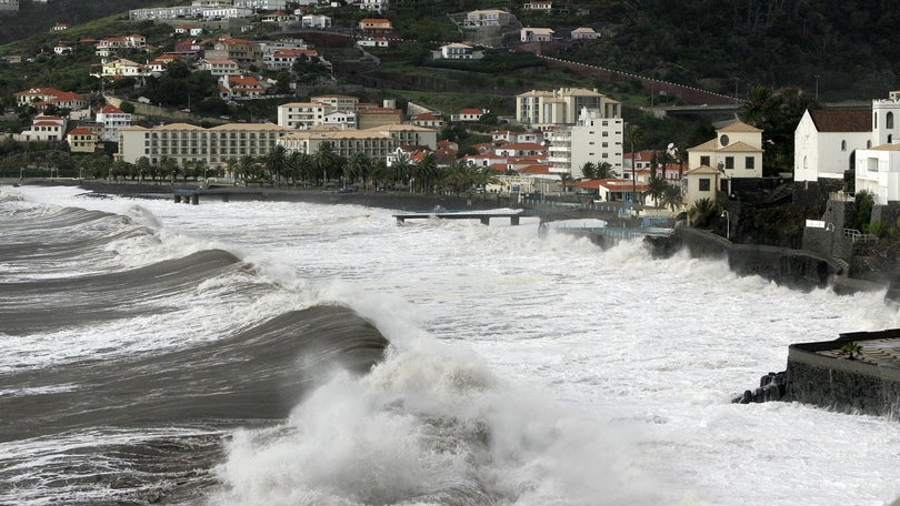 Avisos de vento e agitação marítima forte até amanhã