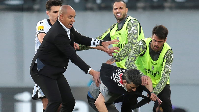 Imagem de Adepto que invadiu relvado em Guimarães proibido de entrar em estádios