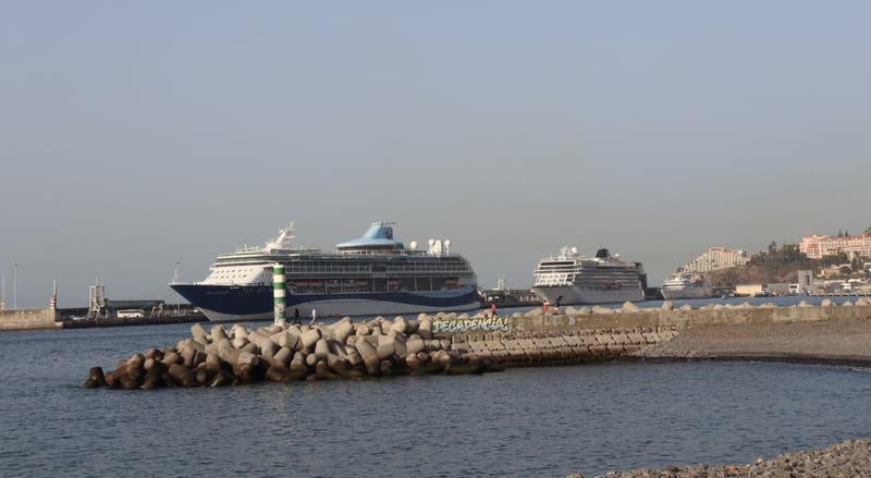 Porto do Funchal com dois transatlânticos em viagem de reposicionamento