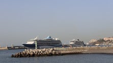 Porto do Funchal com dois transatlânticos em viagem de reposicionamento