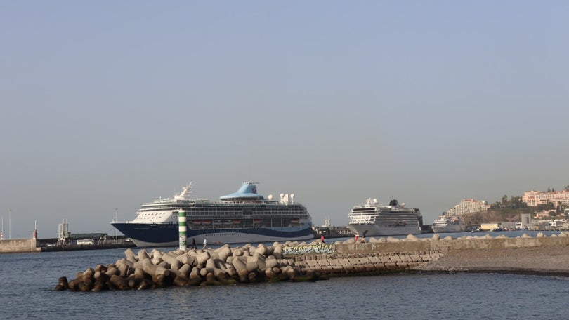 Imagem de Porto do Funchal com dois transatlânticos em viagem de reposicionamento