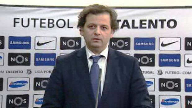 Imagem de SEF faz buscas na casa do presidente da AG da Liga de Futebol Mário Costa