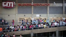 Imagem de Filas para produtos básicos nos supermercados venezuelanos aumentam