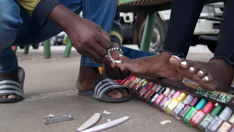 Pintar unhas para «não roubar ninguém»