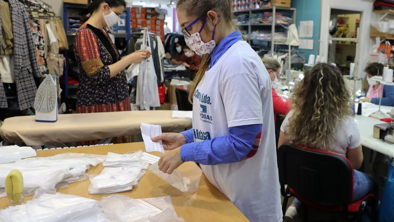 Imagem de Empresa de fardas põe mãos à obra para “dar proteção aos madeirenses”