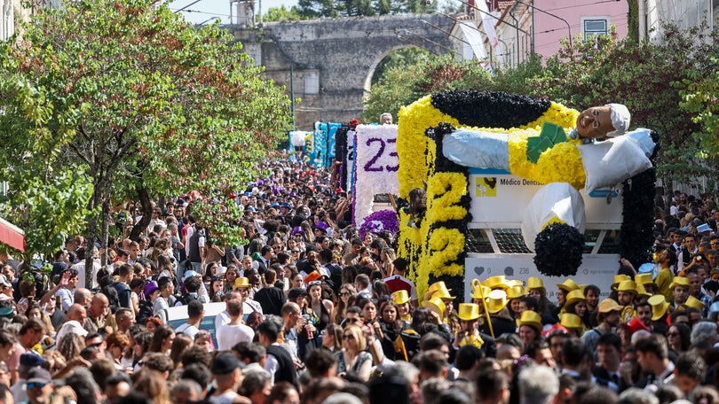 Críticas a Costa marcam mensagens do cortejo da Queima das Fitas de Coimbra