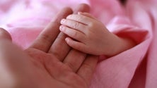 Imagem de França abre investigação nacional a caso dos bebés sem braços