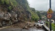 Derrocada na Estrada Regional 222 danificou viatura com turistas (vídeo)