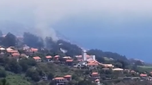 Imagem de Helicóptero combate incêndio no Jardim da Serra (vídeo)