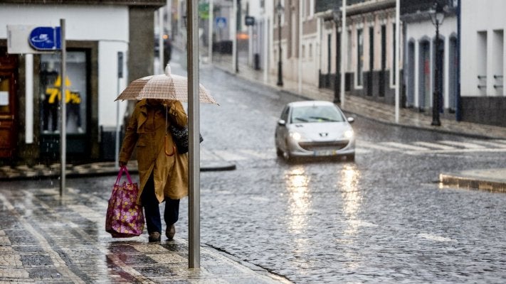Imagem de Açores sob aviso amarelo devido a chuva forte