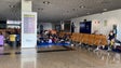 Centenas de turistas dormiram em colchões no aeroporto (vídeo)