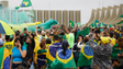 Manifestantes pedem golpe militar para derrubar Lula