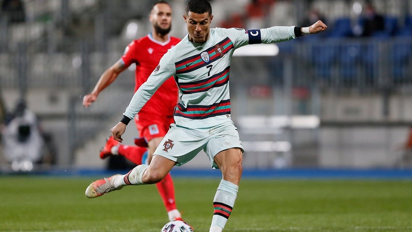 Imagem de Ronaldo falhou, falhou, falhou, mas lá chegou ao golo 103