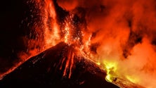 Imagem de Erupção do Etna leva ao cancelamento dos voos de Catânia