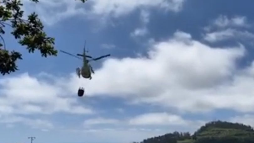 Helicóptero combate incêndio florestal nos Canhas