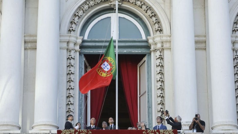 Imagem de Bandeira a meia haste e silêncio marcam cerimónia do aniversário da Implantação da República em Lisboa