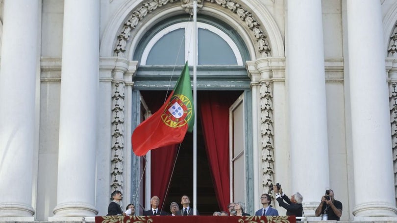 Bandeira a meia haste e silêncio marcam cerimónia do aniversário da Implantação da República em Lisboa