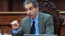 Imagem de Ministro rejeita para já alterar aulas presenciais