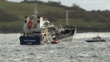 Navio bate no ilhéu da Praia da Graciosa (Vídeo)