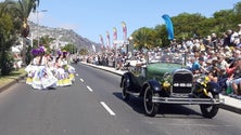 Imagem de Automóveis antigos, flores, dança e música (vídeo)