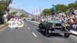 Imagem de Automóveis antigos, flores, dança e música (vídeo)